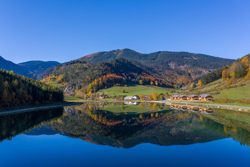 Neue Chalets ´MeinChalet´ am Fuße des Schneebergs im Rohrbachgraben bei Puchberg an neu angelegten Marias-Land-See - Landschaft in Österreich macht Lust auf Wandern und Urlaub, 23.10.2020,